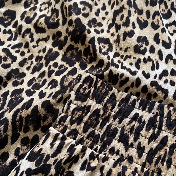 WAYF Serena Pocketed Leopard Jogger - Picture 6 of 12